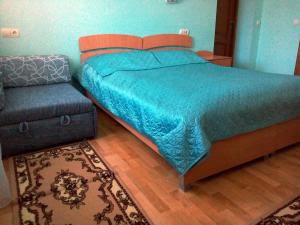シンヤクにあるSadiba "Lisova Pisnia"のベッドルーム1室(青い掛け布団、椅子付)