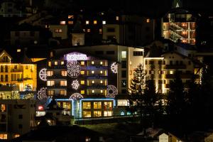 un edificio decorado con luces de Navidad por la noche en Hotel Solaria Ischgl - 4 superior en Ischgl