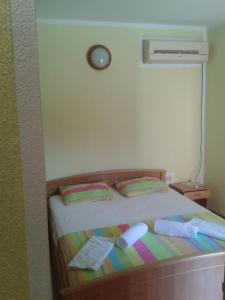 a bedroom with a bed with towels on it at Guesthouse Lautasevic in Petrovac na Moru