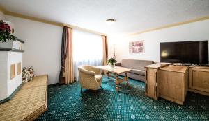 A television and/or entertainment centre at Hotel Kristall
