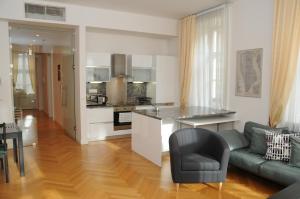 プラハにあるRoyal Road Apartmentのキッチン、リビングルーム(ソファ、テーブル付)