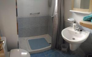 a bathroom with a shower and a toilet and a sink at Apartamento fuerte in Puerto del Rosario