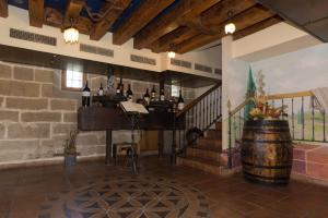 una sala de cata de vinos con barril y escalera en Hospedería Señorío de Casalarreina, en Casalarreina