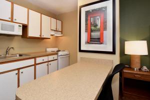 Kuchyň nebo kuchyňský kout v ubytování Suburban Studios Houston North I-45 + 10 fotografií