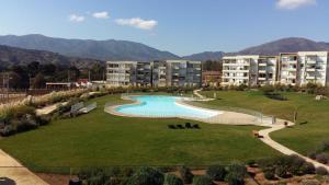 un complejo con una gran piscina en un parque en Apartment Lomas De Papudo, en Papudo