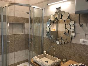 ein Badezimmer mit Dusche, Waschbecken und Spiegel in der Unterkunft Luxury Apartment Valentina in Split + 44 Fotos