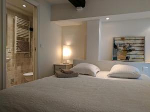 カンヌにあるCitilet 4 Duplex, funky with large terraceのベッドルーム(大型ベッド1台付)、バスルームが備わります。