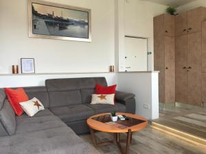 ein Wohnzimmer mit Sofa und Tisch in der Unterkunft Luxury Apartment Valentina in Split