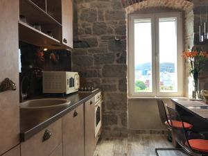 eine Küche mit Spüle und Mikrowelle in der Unterkunft Luxury Apartment Valentina in Split