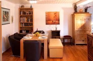 圣阿尔德贡德be Clemense的带桌子的客厅和餐厅