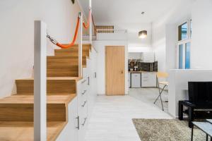 ブダペストにあるAstoria Airconed 1 Bedroom Apartmentの白木の壁の家の階段