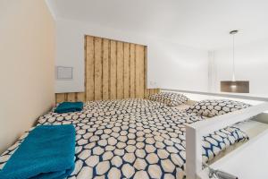 ブダペストにあるAstoria Airconed 1 Bedroom Apartmentのベッドルーム(青い枕の大型ベッド1台付)