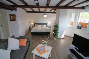 uma sala de estar com uma cama e um sofá em Ferienweingut Villa Hausmann em Ellenz-Poltersdorf