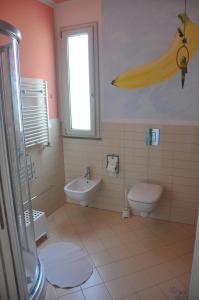 La salle de bains est pourvue de toilettes et d'une banane sur le mur. dans l'établissement Anba, à Florence