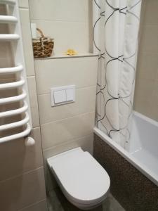 e bagno con servizi igienici bianchi e doccia. di Apartment Vilnius Old Town a Vilnius
