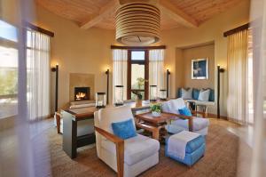 een woonkamer met een bank en een tafel bij Four Seasons Resort Rancho Encantado Santa Fe in Santa Fe