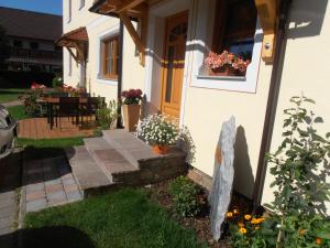 A garden outside Appartements Macheiner