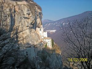 a castle on the side of a mountain at La Cornice del Garda in Cavalcaselle