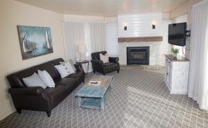 a living room with a couch and a fireplace at Capitola Venetian Hotel in Capitola