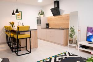 een keuken met een tafel en gele stoelen in een kamer bij Mateja Apartment in Zagreb