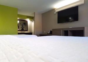 Säng eller sängar i ett rum på Seabreeze Inn - Fort Walton