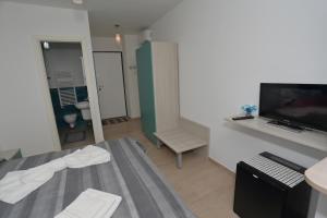 Cette petite chambre comprend un lit et une télévision. dans l'établissement Appartamento Pettinato, à Pizzo