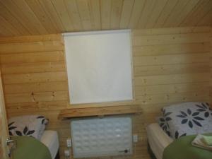 una camera con due letti e una finestra in una cabina di Smyrill Cottages a Þórshöfn