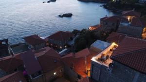 een luchtzicht op een stad aan het water bij Apartments Timoni in Ulcinj