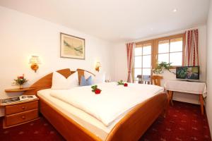A bed or beds in a room at Gästehaus am Berg