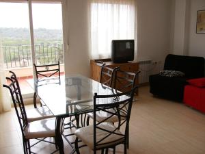 Televízia a/alebo spoločenská miestnosť v ubytovaní Apartamentos rurales Benafer