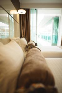 A bed or beds in a room at Hotel Sfera