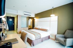 A bed or beds in a room at Hotel Sfera