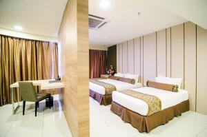 A bed or beds in a room at Hotel Sfera