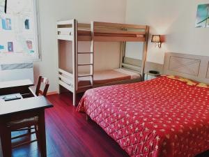 sypialnia z łóżkiem i łóżkiem piętrowym w obiekcie Logis Hotel Restaurant de la Montagne Noire w mieście Dourgne