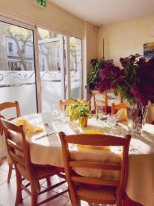 Restoran atau tempat makan lain di Logis Hotel Restaurant de la Montagne Noire