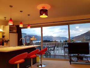 a kitchen with a large window with a view of the mountains at Lakeview with amazing Rooftop with 10mins walk to town镇上湖景三室套房 in Queenstown