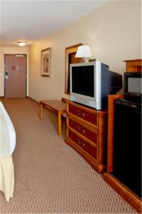 TV a/nebo společenská místnost v ubytování Holiday Inn Express & Suites - Laredo-Event Center Area by IHG