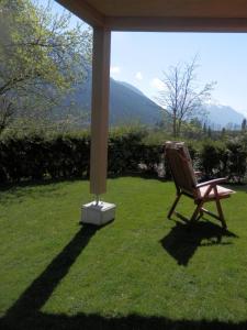 krzesło siedzące na trawie w ogrodzie w obiekcie Stubai Apartment Telfes w mieście Telfes im Stubai