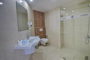 Ein Badezimmer in der Unterkunft Asena Hotel