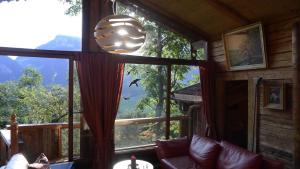 Widok na góry z tego domu w stylu alpejskim