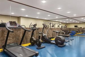 Fitness centrum a/nebo fitness zařízení v ubytování Days Hotel By Wyndham Baku