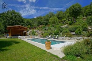 a swimming pool in a yard with a house at Les gites de Tasso in Tasso