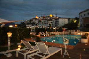 Basen w obiekcie Albergo Ristorante Cavaliere lub w pobliżu