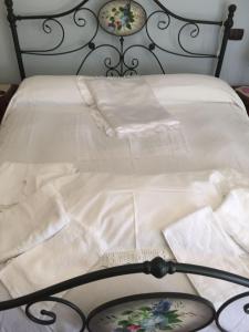 サンタ・マリア・ディ・カステッラバーテにあるBellavistaのベッド(白いシーツ、タオル付)
