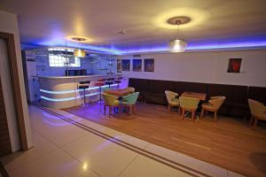 una habitación con bar, mesas y sillas en Yildizoglu Hotel, en Samsun