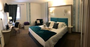 Katil atau katil-katil dalam bilik di Hotel Spa Le Relais Des Moines