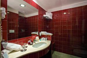 Koupelna v ubytování Mahara Hotel & Wellness