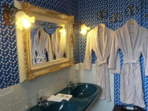 Koupelna v ubytování Hostellerie Sarrasine, Mâcon Est - Teritoria + 37 fotografií