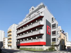 - un bâtiment avec des balcons sur le côté dans l'établissement Red Roof Inn Kamata / Haneda Tokyo, à Tokyo