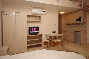 Televízia a/alebo spoločenská miestnosť v ubytovaní 4 ÁSZ Deluxe Apartman